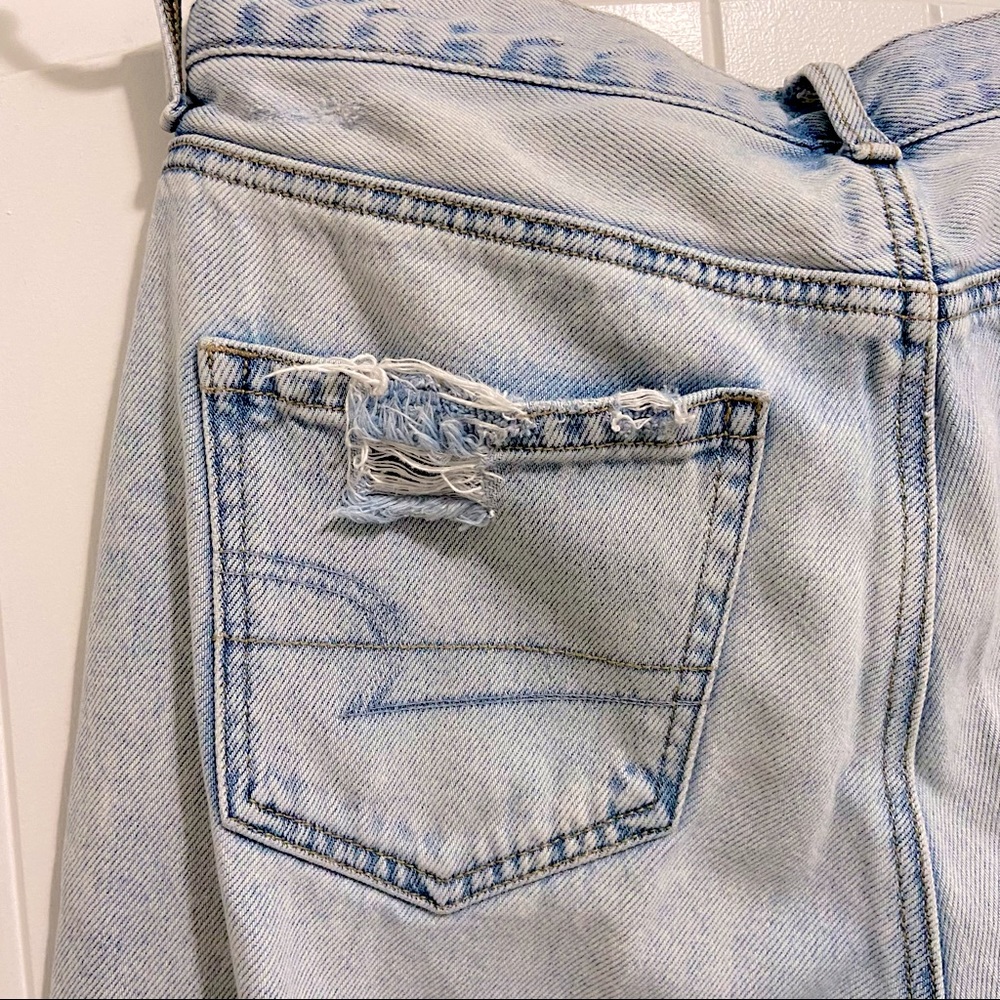 American Eagle Mom Jean Size 8 Short Distressed Light Wash